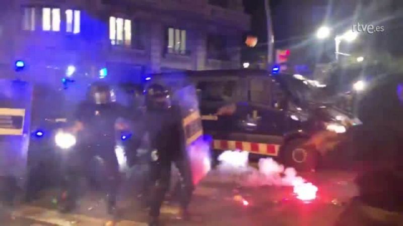 Momento en el que los manifestantes han atacado a las fuerzas policiales, con una bengala que ha impactado contra uno de los escudos, en los altercados que se han producido después del llamamiento de los CDR en Via Laietana de Barcelona.