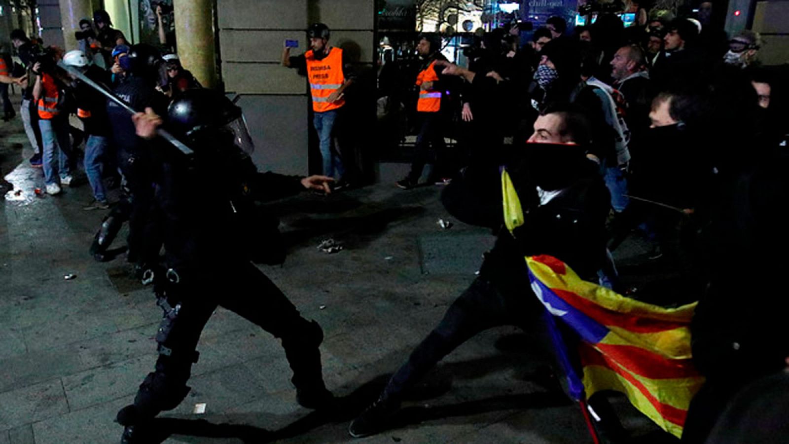 Una nueva noche de disturbios en Barcelona acaba con cargas, barricadas y al menos 15 heridos - RTVE.es