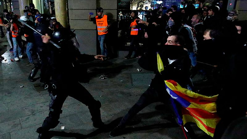 Una nueva noche de disturbios en Barcelona acaba con cargas, barricadas y al menos 15 heridos