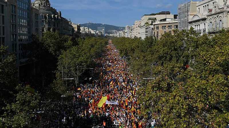 Miles de personas se manifiestan en Barcelona en contra del 'procés'