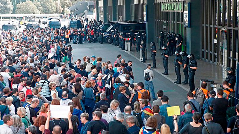 Los Mossos acordonan la estación de Sants para impedir el acceso de manifestantes