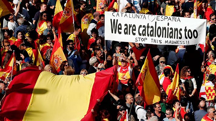 Miles de personas se manifiestan en Barcelona en contra del 'procés'