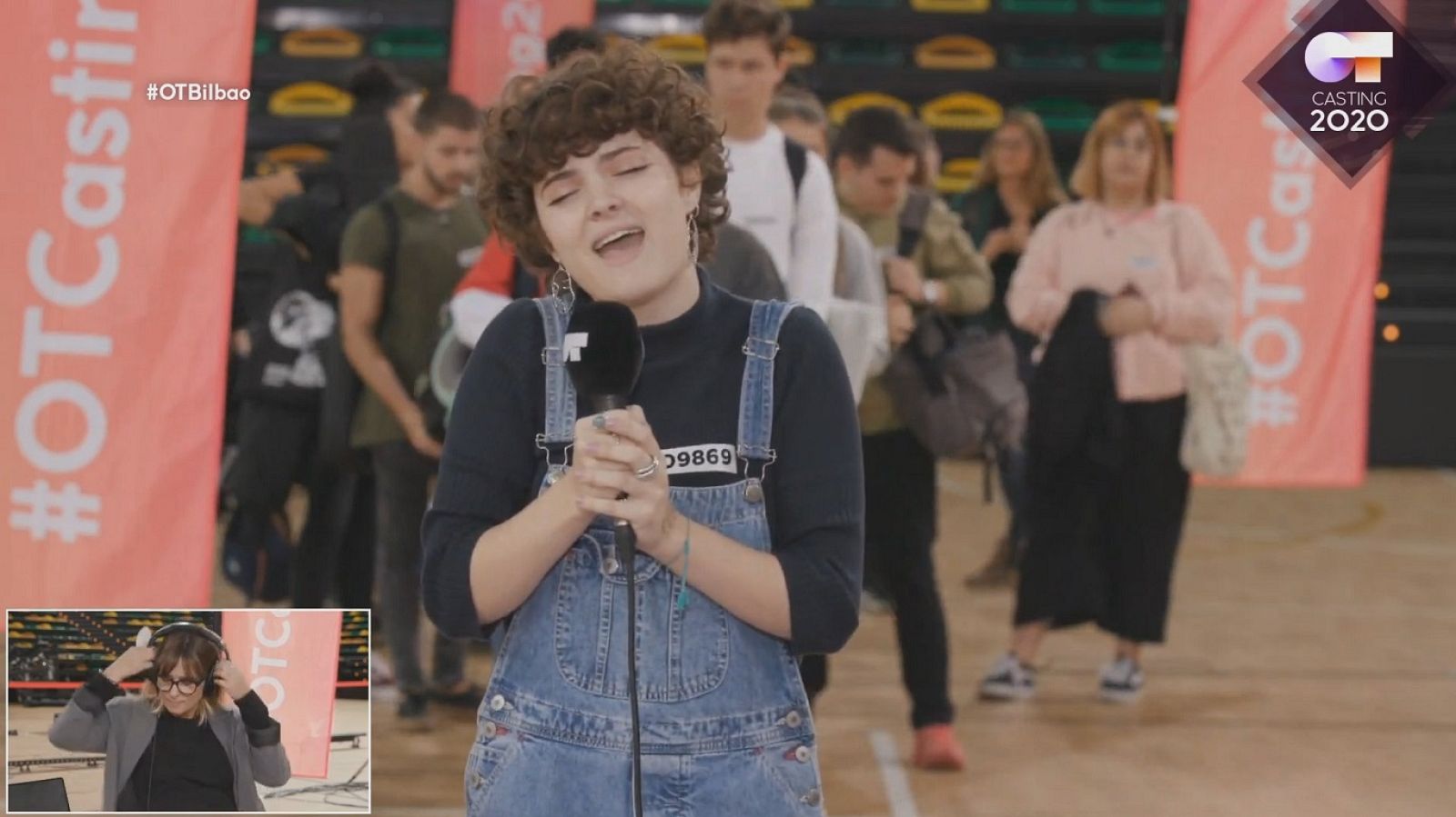 Esta chica casi no se ha dado cuenta que le han puesto pegatina en la Fase 1 del casting OT 2020 en Bilbao