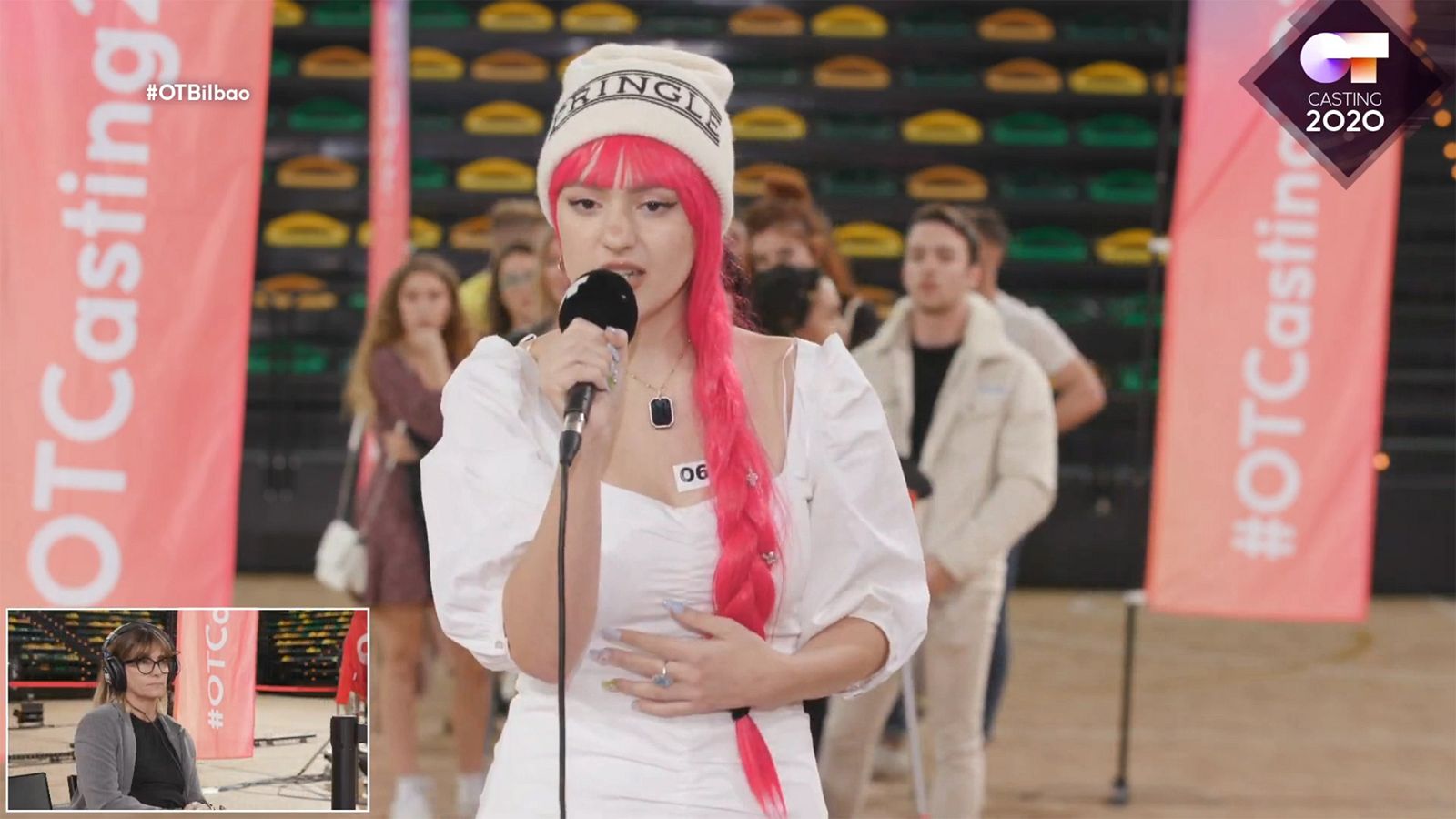 Una chica con una peluca rosa en la Fase 1 del casting OT 2020 en Bilbao