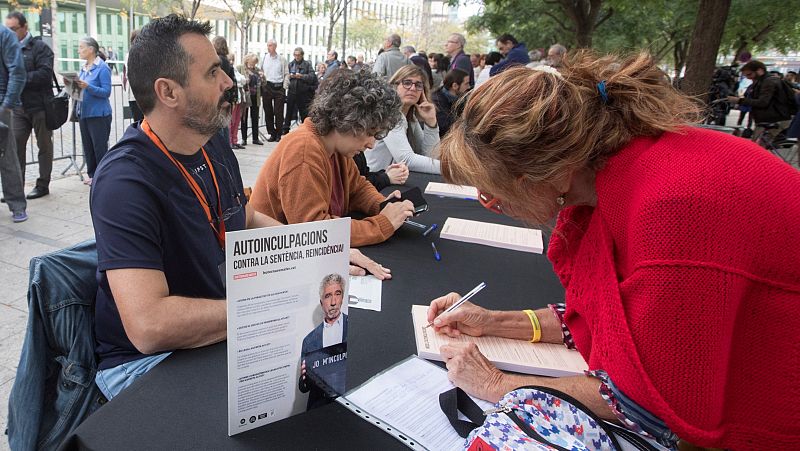 Cientos de personas se han acercado este lunes a la Ciutat de la Justícia de Barcelona para autoinculparse de los delitos cometidos por los políticos catalanes condenados en el juicio del 'procés' en el marco de la campaña organizada por Òmnium Cultu