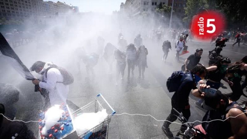 Boletines RNE - El presidente de Chile destituye de golpe a ocho de sus ministros  - Escuchar Ahora 