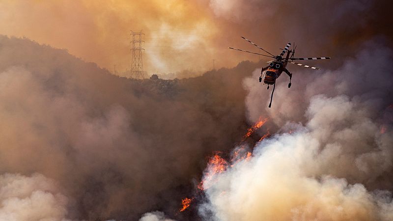Un nuevo incendio se suma a la decena que ya arrasan California y obliga a evacuar a 10.000 personas