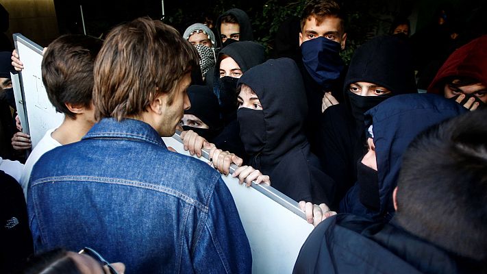 Tensión entre estudiantes a favor y en contra de la huelga contra la sentencia del 'procés' en Cataluña