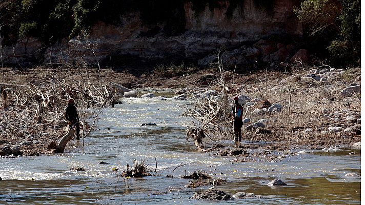 Los equipos de rescate intensifican las tareas de búsqueda tras las riadas