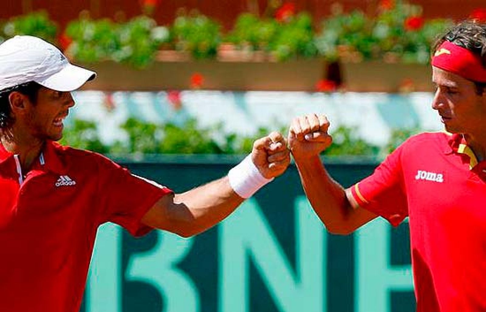 Verdasco y Felciano Lopez han confirmado que España tiene un muy buen doble para la Davis, justo lo que el equipo necesitaba para consolidarse y acercarse a semifinales, donde el equipo español se cruzaría con Israel, que ganó a Rusia, y jugaría en casa.