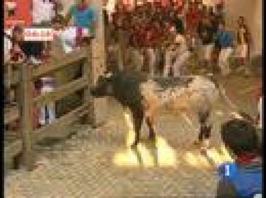 San Fermín - Cogida a la entrada de la plaza