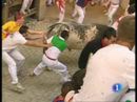 San Fermín - Cogida en la entrada del callejón