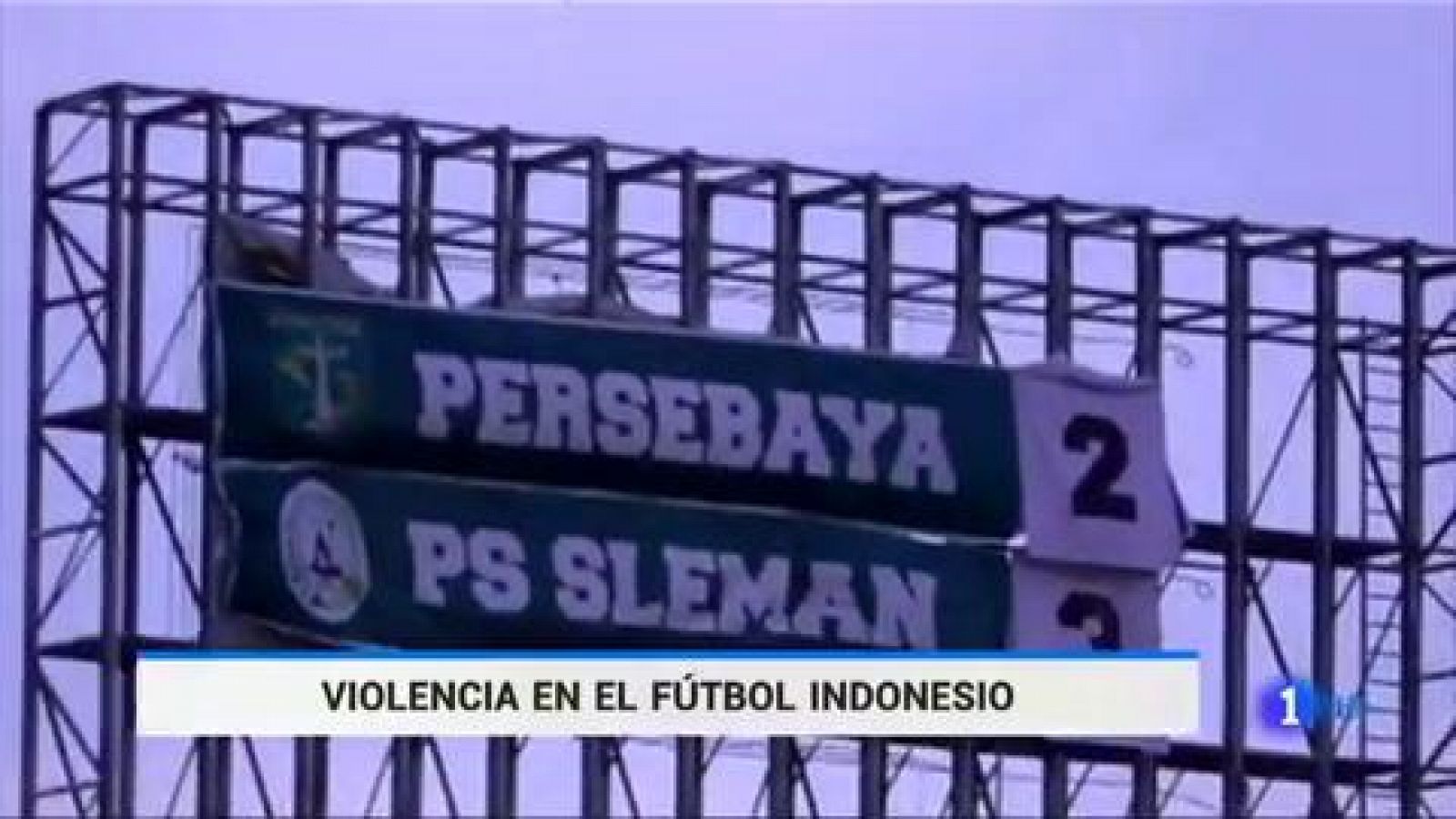 Telediario 1: Los aficionados del Persebaya indonesio queman su estadio tras la tercera derrota consecutiva | RTVE Play