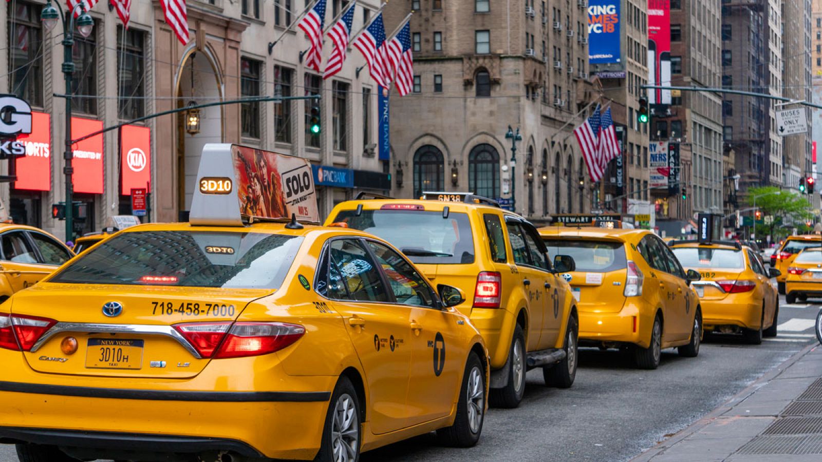 Los emblemáticos taxis amarillos de Nueva York, al borde de la