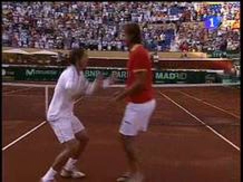 Juan Carlos Ferrero aprovechó la bola de partido con la que dio la victoria que permite a España continuar con la defensa de la Ensaladera en la Copa Davis. 