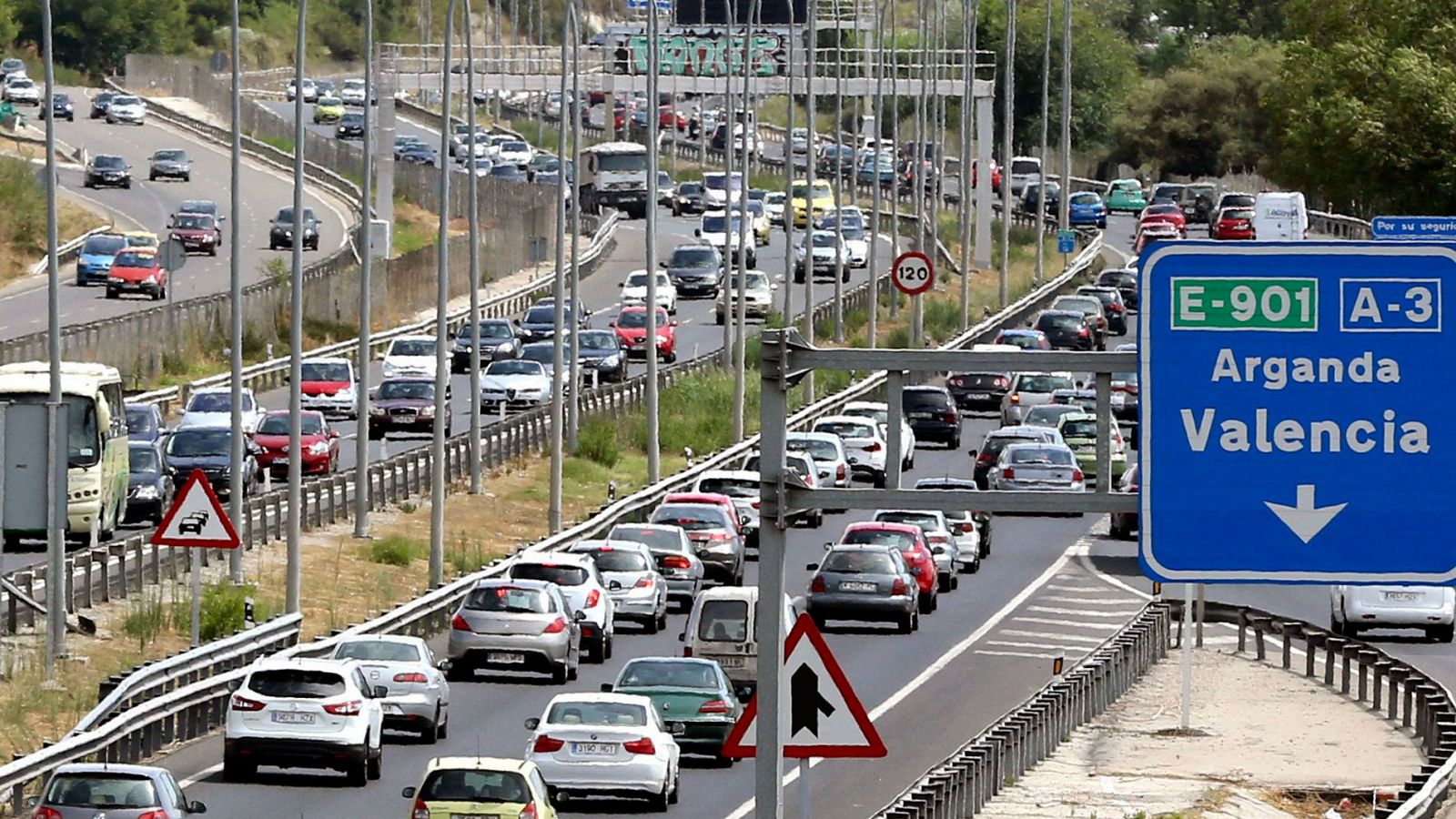 Retenciones en las entradas y salidas de las grandes ciudades al inicio del puente de los Santos - RTVE.es