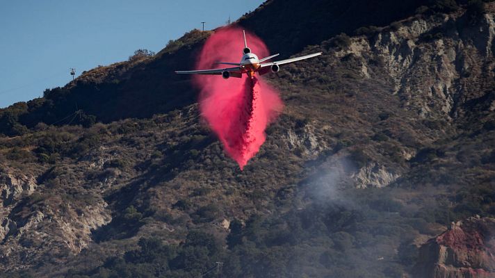 Fuertes rachas de viento avivan nuevos incendios en el sur de California 