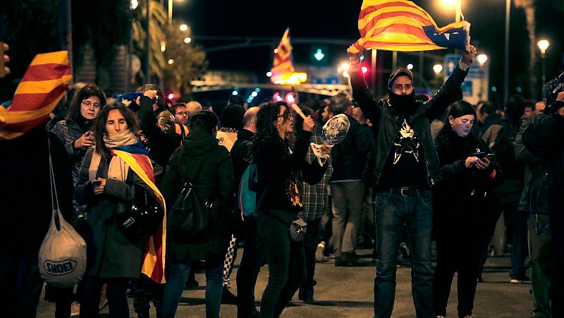 Centenares de personas cortan la Diagonal de Barcelona en protesta por la visita del rey