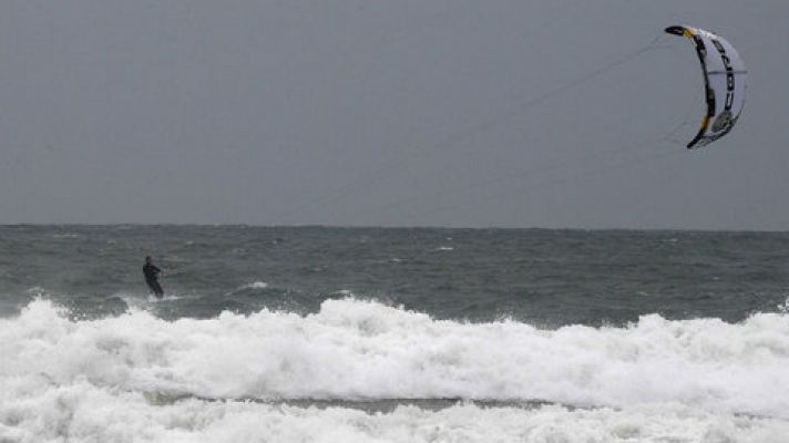 El viento o los fenómenos costeros ponen en alerta naranja a 14 provincias