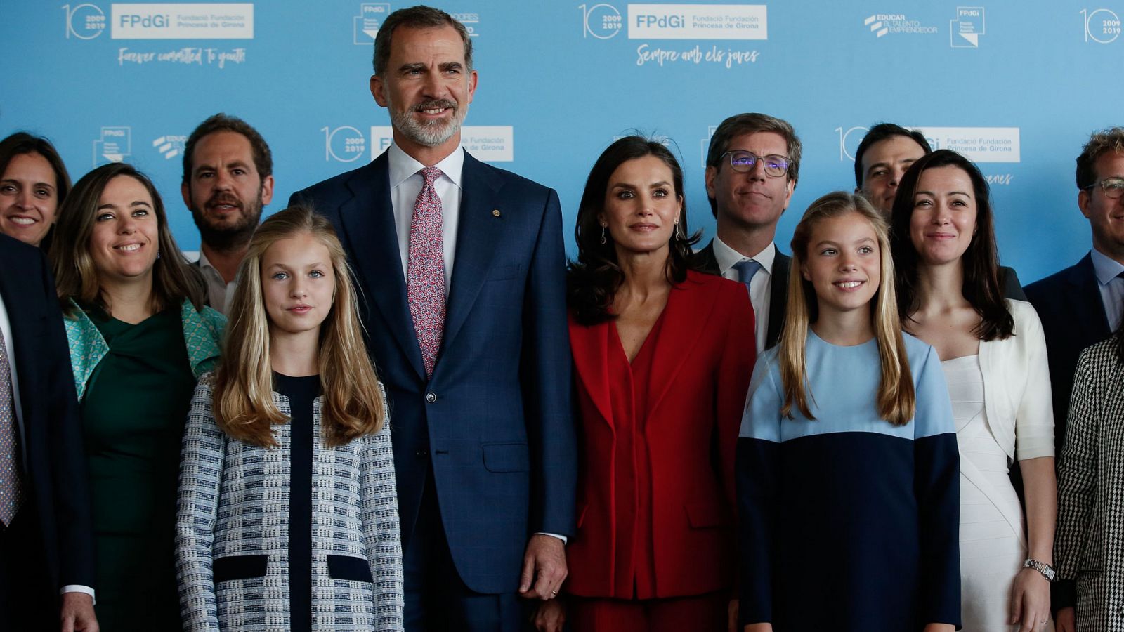 Encuentro de los reyes y sus hijas con galardonados en anteriores ediciones de los premios Princesa de Girona