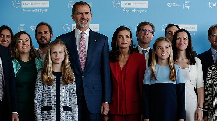 Informativo 24h - Encuentro de los reyes y sus hijas con premiados en anteriores ediciones de los Princesa de Girona