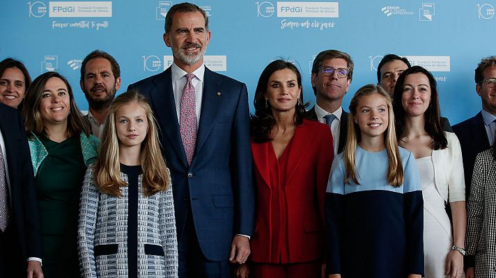 Encuentro de los reyes y sus hijas con premiados en anteriores ediciones de los Princesa de Girona