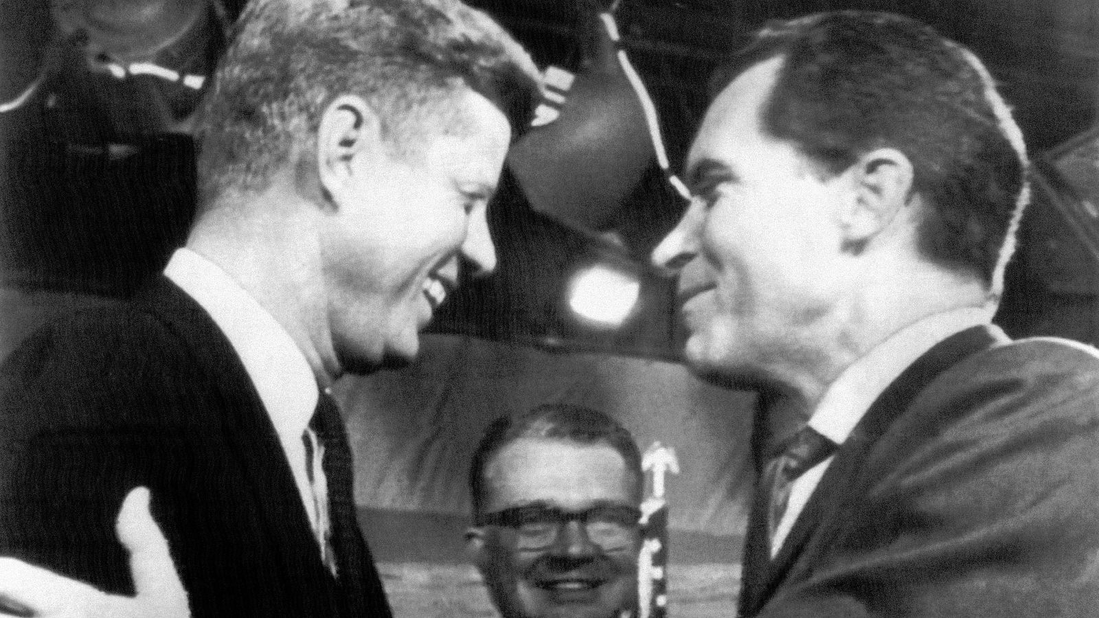 Quedan pocas horas para el esperado debate a cinco que se podrá ver en RTVE.... Nos hemos querido fijar en un país donde estos encuentros son todo un acontecimiento mediático, Estados Unidos, donde los errores salen caros.