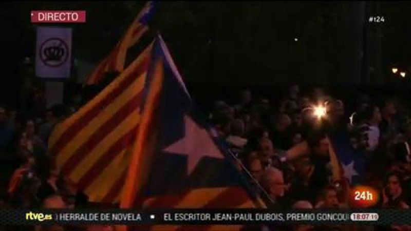 Un millar de personas se manifiestan contra los reyes en Barcelona frente a un fuerte dispositivo policial 