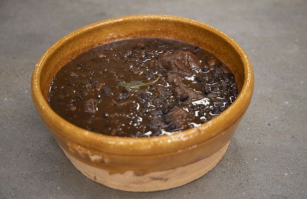 "Alubias negras con costillas" de Dani García 