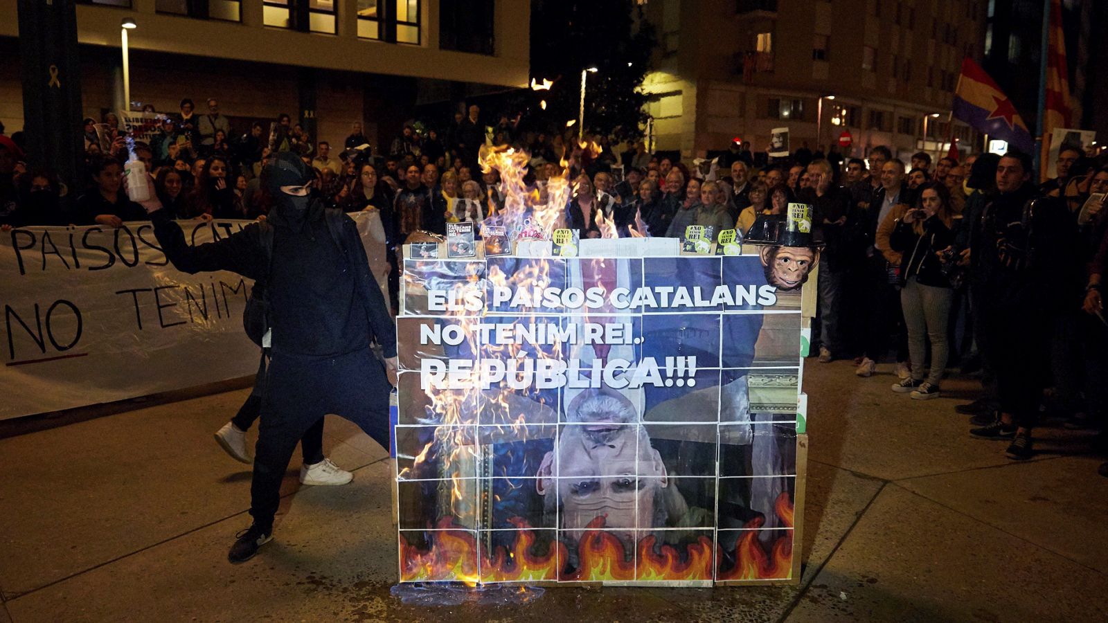 Miles de independentistas protestan contra la presencia del rey en Barcelona