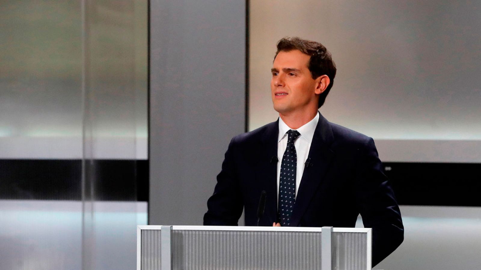 El líder de Ciudadanos, Albert Rivera, se ha mostrado de acuerdo con el presidente de Vox, Santiago Abascal, en suprimir "duplicidades" y "chiringuitos políticos" al tiempo que le critica haber vivido "cuatro años" de uno de ellos.