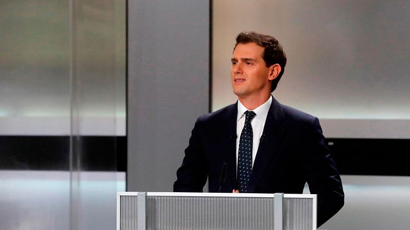 El lder de Ciudadanos, Albert Rivera,se ha mostrado de acuerdo con el presidente de Vox, Santiago Abascal, en suprimir "duplicidades"y "chiringuitos polticos" al tiempo que le critica haber vivido "cuatro aos"de uno de ellos.