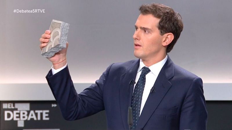 El líder de Ciudadanos, Albert Rivera, ha llevado un adoquín de las calles de Cataluña al debate a cinco entre los candidatos a las elecciones del 10N en representación, ha dicho, del "desorden público" en Cataluña y la "amenaza a la democracia"