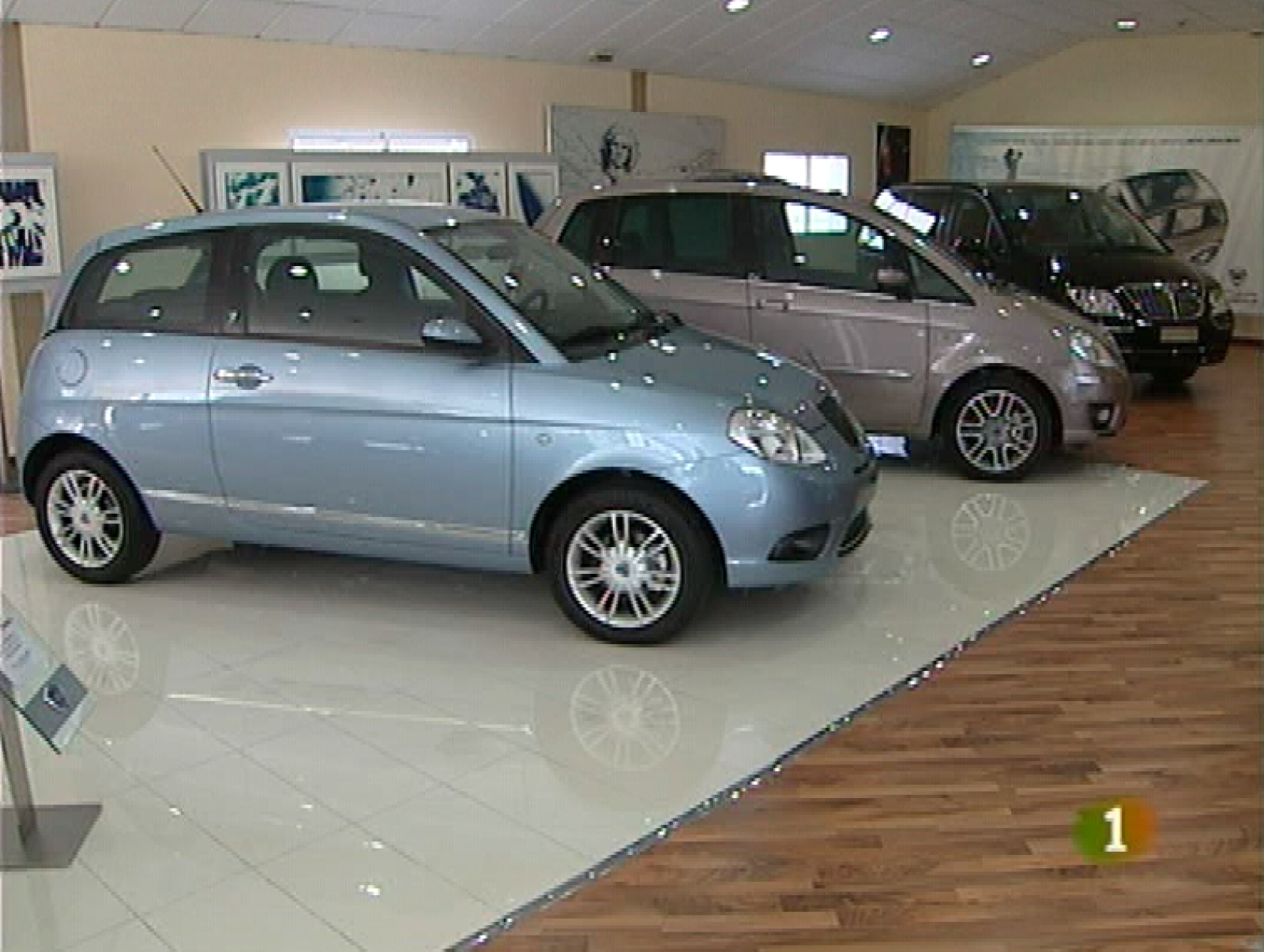  Más facilidades para comprar un coche nuevo, ofrecen a partir de hoy todos los concesionarios asturianos. La Asociación del Automóvil (ASPA) y el Banco Herrero han firmado un acuerdo que añade a la ayuda del Gobierno, la posibilidad de financiar la compra al cien por cien, a un interés de entre el 6 y el 8 por ciento. El Principado es la unica comunidad autónoma con Gobierno socialista que está aplazando el sí definitivo al nuevo modelo de financiación hasta la reunión del Consejo de Política Fiscal y Financiera prevista para el miércoles.