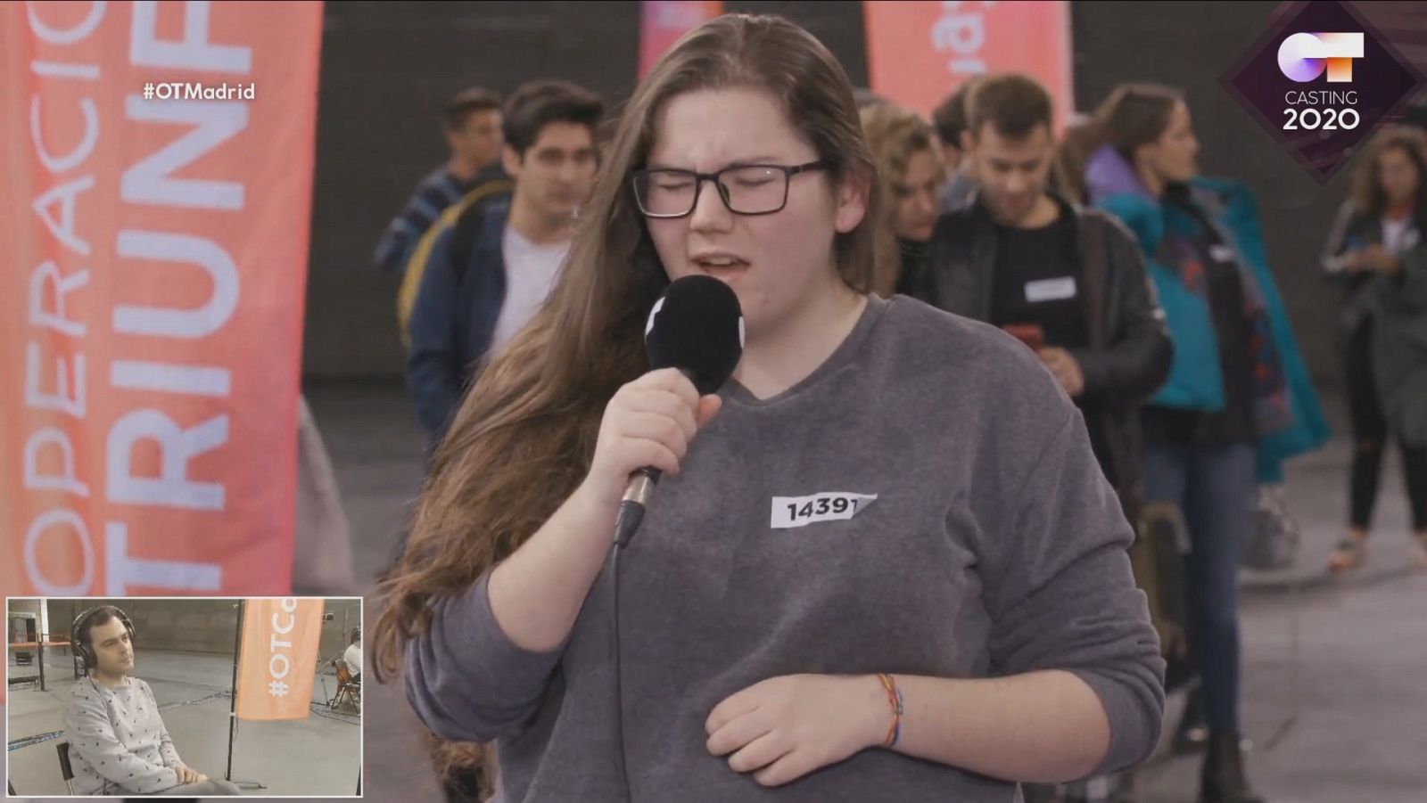 Una chica hace el gallo del día en la Fase 1 del casting OT 2020 en Madrid