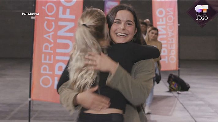 OT 2020 - María pone la pegatina con su número del año pasado