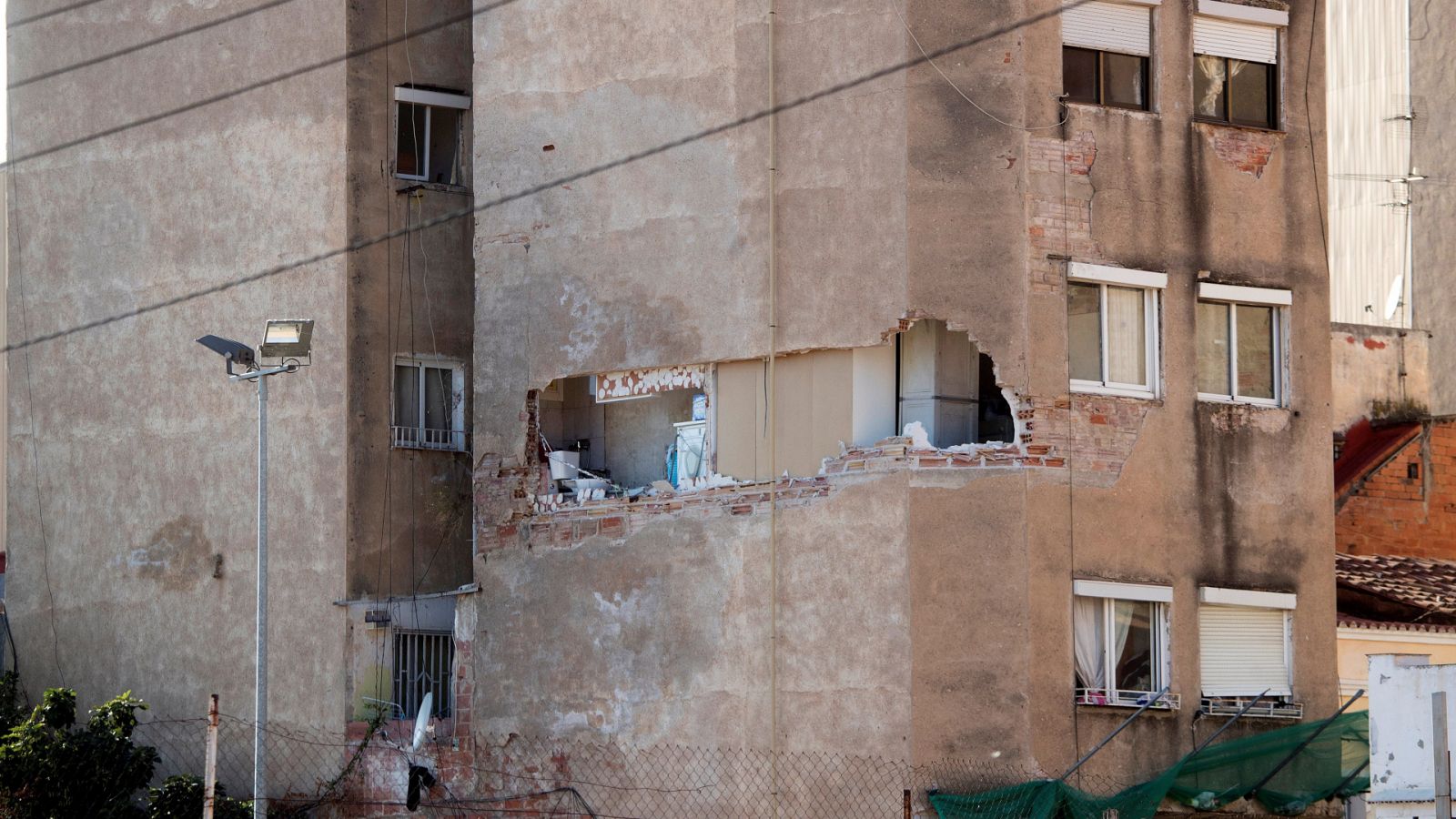 La Mañana - El derribo de un edificio con aluminosis en Badalona