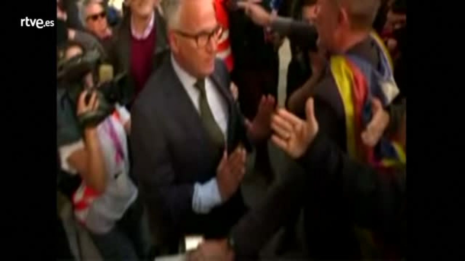 Sin programa: Agredeixen el regidor del PP, Josep Bou, davant del Palau de Congressos | RTVE Play