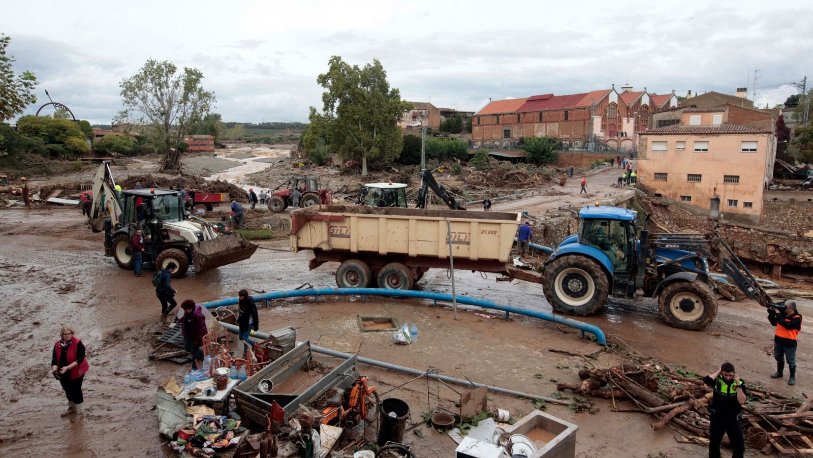 Los vecinos afectados por la riada de hace quince días en Cataluña intentan recuperar la normalidad