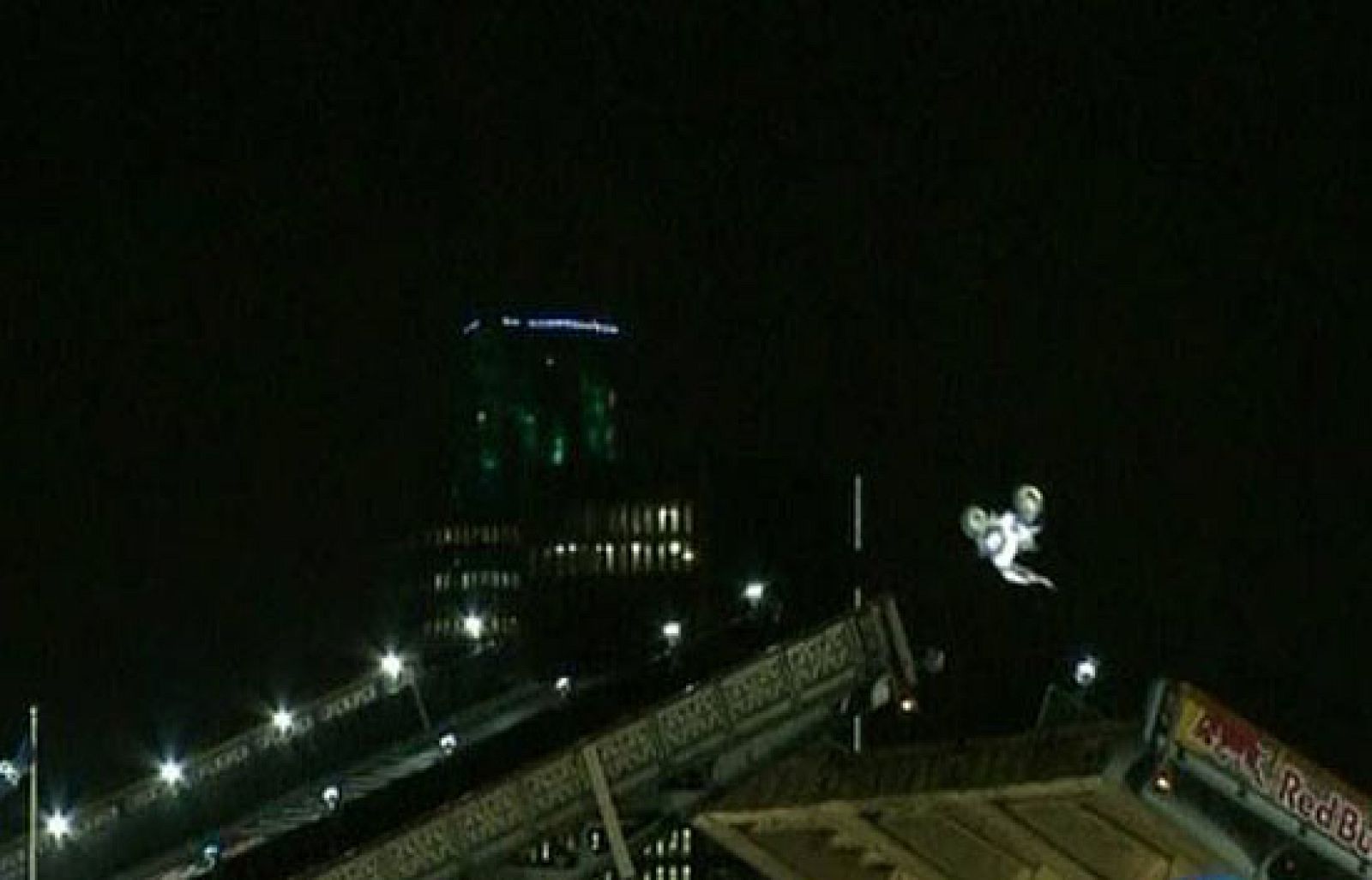 Salto imposible sobre el Támesis en moto cross del piloto británico Robbie Madison.