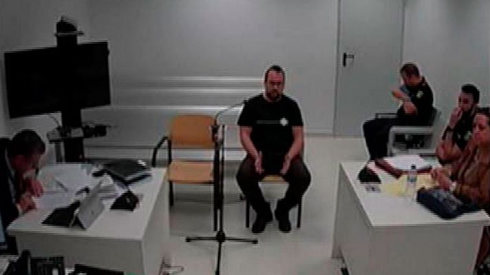 Telediario 1 - Torra y los CDR se iban a encerrar y atrincherar en el Parlament tras declarar la República Catalana