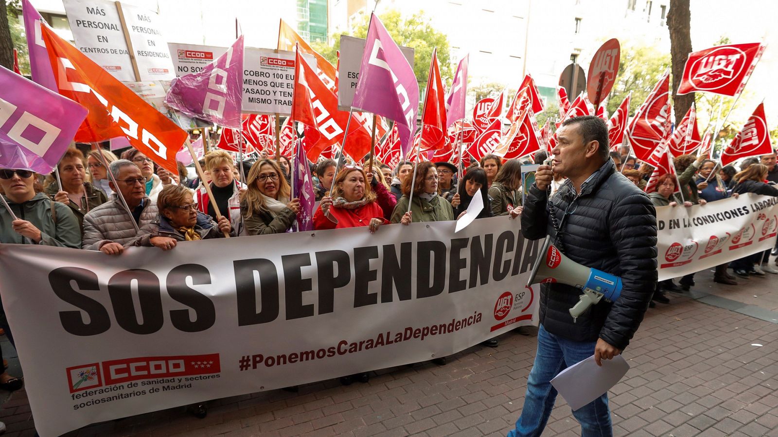 Dependencia: Trabajadores de la dependencia se movilizan en Madrid para exigir mejoras salariales  - RTVE.es