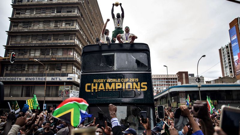 La selección de rugby de Sudáfrica, más conocida como los Springboks, ofreció el trofeo Webb Ellis del Mundial de Japón a sus compatriotas con una pequeña gira en autobús por Pretoria y Johannesburgo.