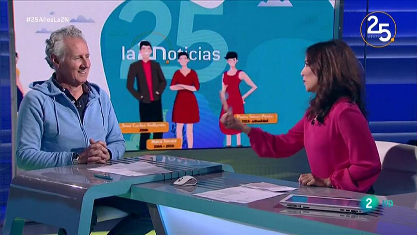 Lorenzo Milá, Mara Torres y Paula Sainz soplan las velas del 25 aniversario de La 2 Noticias