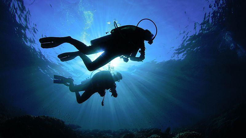 Un cable eléctrico volverá a conectar Menorca y Mallorca. La instalación ya está en marcha y permitirá mantener conectadas energéticamente las islas y evitar apagones. TVE ha acompañado al operativo que se encarga de instalarlo para ver cómo es el pr