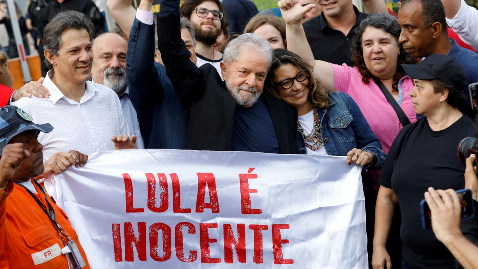 El expresidente de Brasil, Luiz Inácio Lula da Silva, encarcelado desde hace un año y siete meses, ha salido de prisión este viernes tras el decreto ordenado por un juez en base a la decisión adoptada el jueves por el Tribunal Supremo de Brasil. 