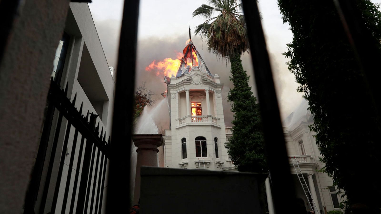 Protestas Chile: Incendian un edificio histórico y allanan la embajada de Argentina