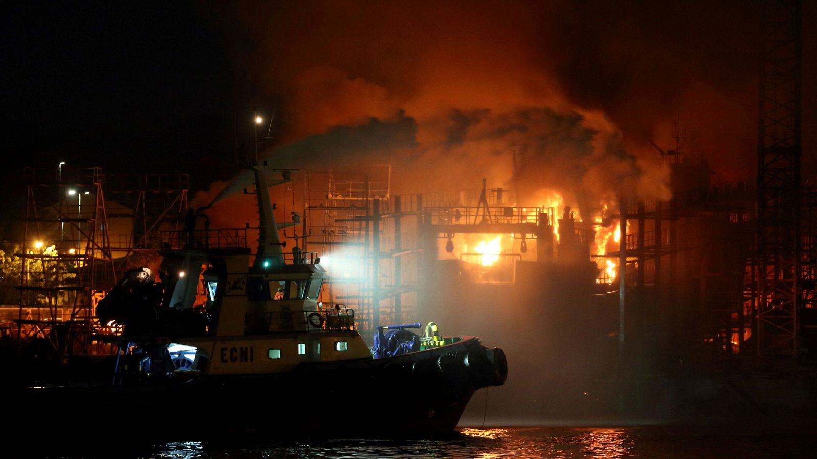 Informativo 24h: Un incendio en un astillero de Pontevedra arrasa tres barcos | RTVE Play