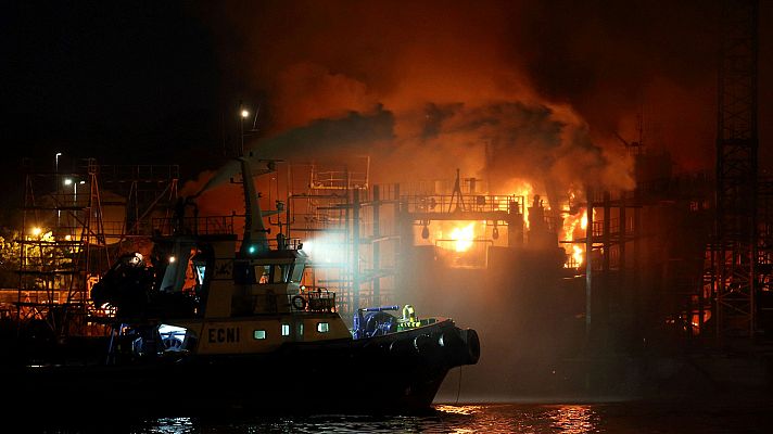 Un incendio en un astillero de Pontevedra arrasa tres barcos
