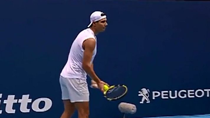 Telediario 1 - Rafa Nadal sigue entrenando sin forzar en el servicio